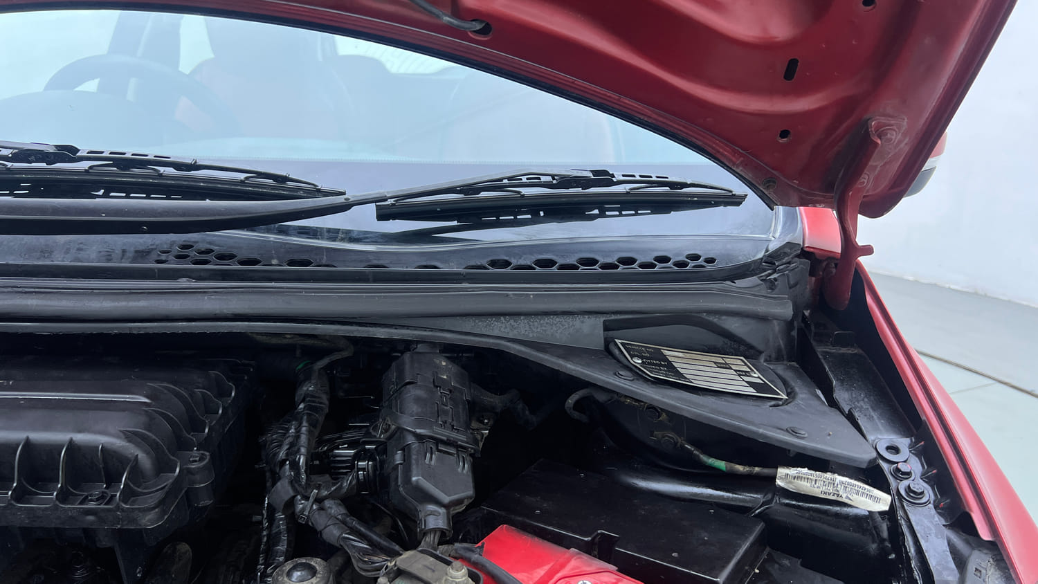 Used 2019 Tata Tiago XZ+ Petrol+cng(outside fitted) Cng Manual engine ENGINE LEFT SIDE HINGE & APRON VIEW