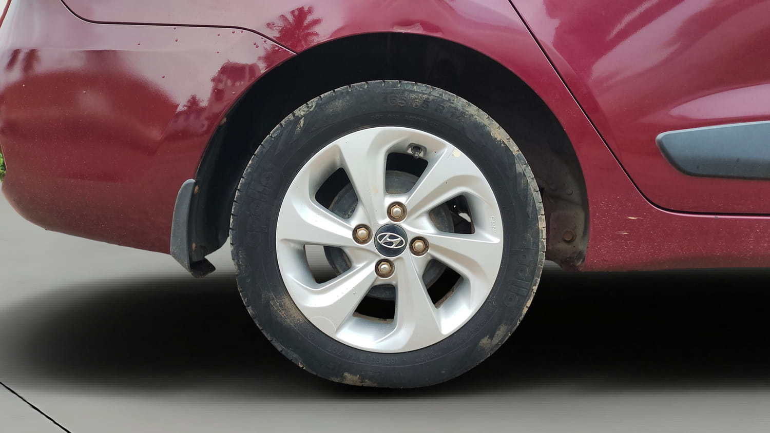 Used 2017 Hyundai Xcent SX 1.2 Petrol Manual tyres RIGHT REAR TYRE RIM VIEW