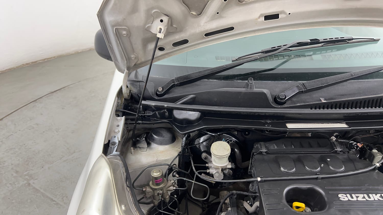 Used 2013 Maruti Suzuki A-Star VXI Petrol Manual engine ENGINE RIGHT SIDE HINGE & APRON VIEW