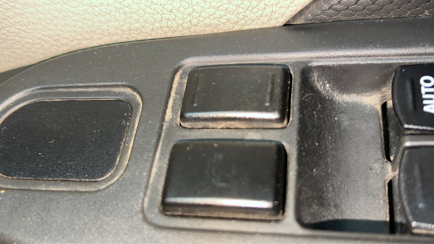 Used 2014 Maruti Suzuki Celerio VXi AMT Petrol Automatic top_features Central locking