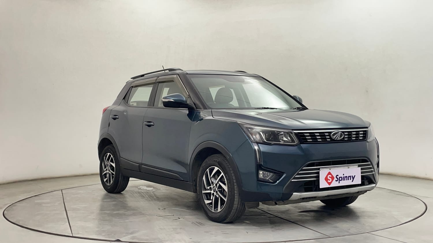 Used 2022 Mahindra XUV 300 W8 (O) 1.5 Diesel AMT Diesel Automatic exterior RIGHT FRONT CORNER VIEW