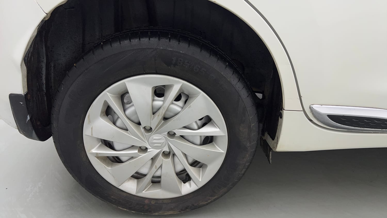 Used 2024 Maruti Suzuki Baleno Sigma MT Petrol Manual tyres RIGHT REAR TYRE RIM VIEW