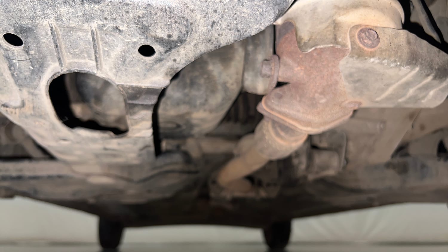Used 2015 Hyundai i10 Magna 1.1 iRDE2 Petrol Manual extra FRONT LEFT UNDERBODY VIEW
