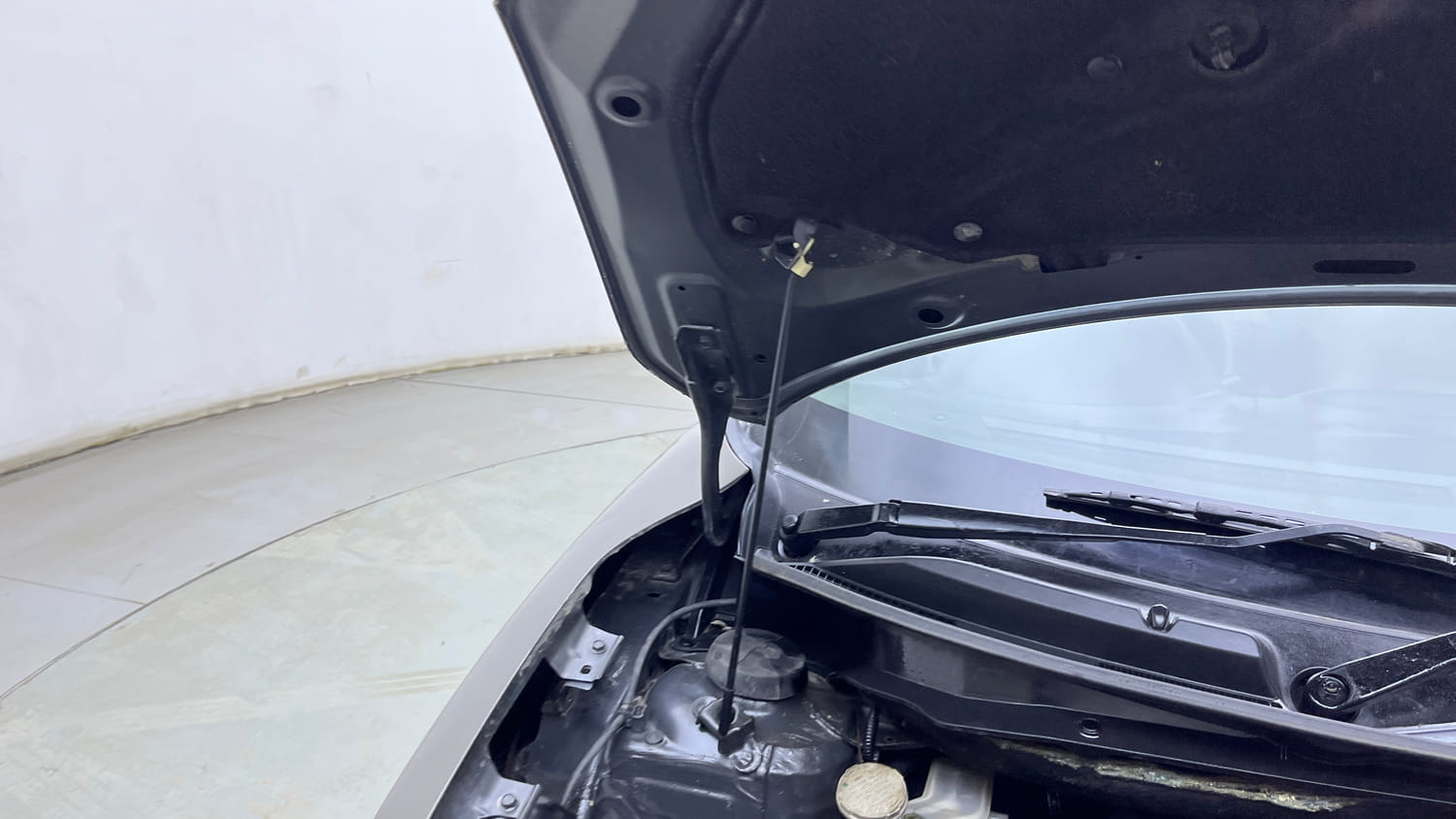 Used 2018 Maruti Suzuki Dzire ZDi Plus AMT Diesel Automatic engine ENGINE RIGHT SIDE HINGE & APRON VIEW