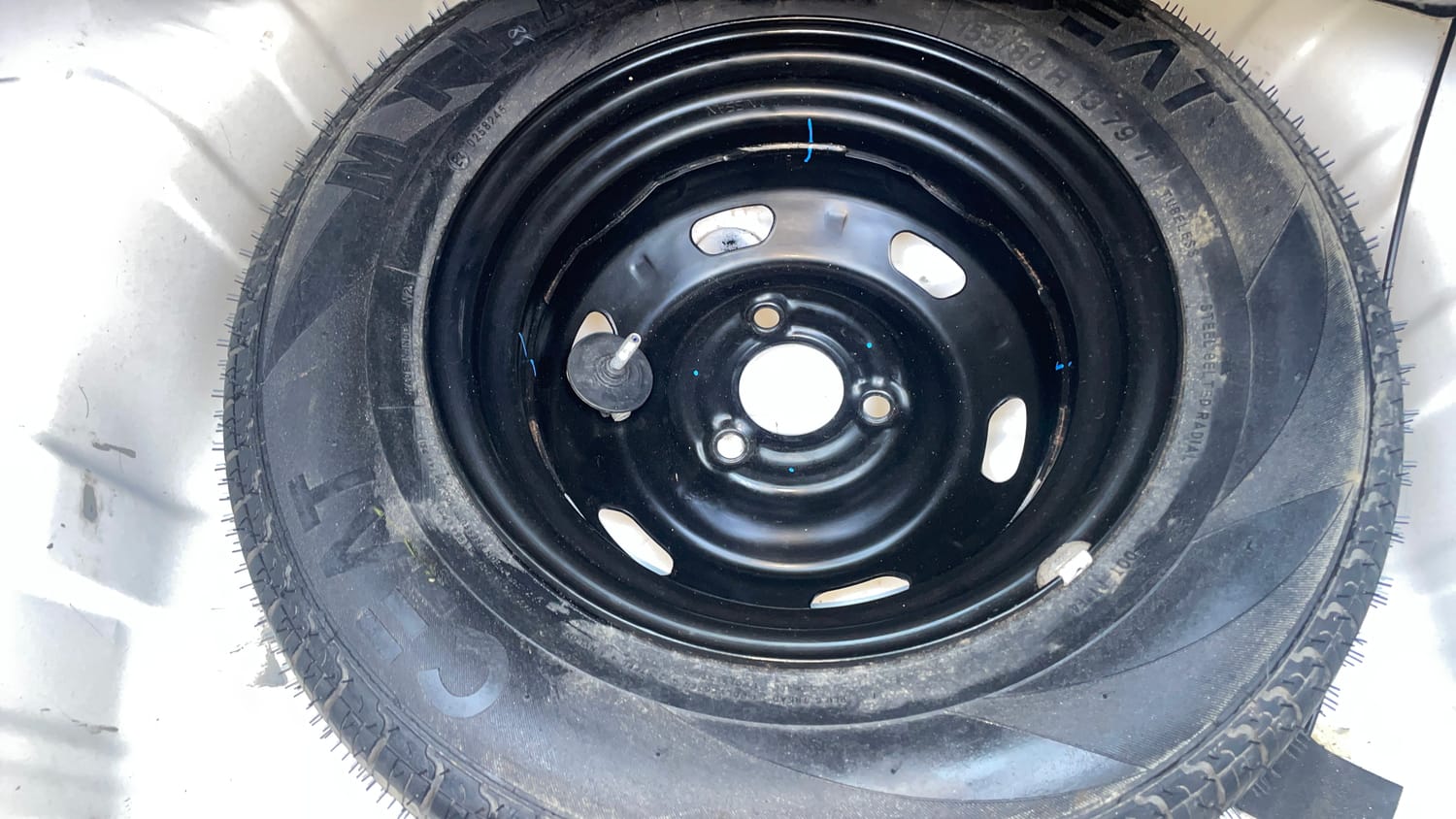 Used 2018 Renault Kwid 1.0 RXT AMT Opt Petrol Automatic tyres SPARE TYRE VIEW