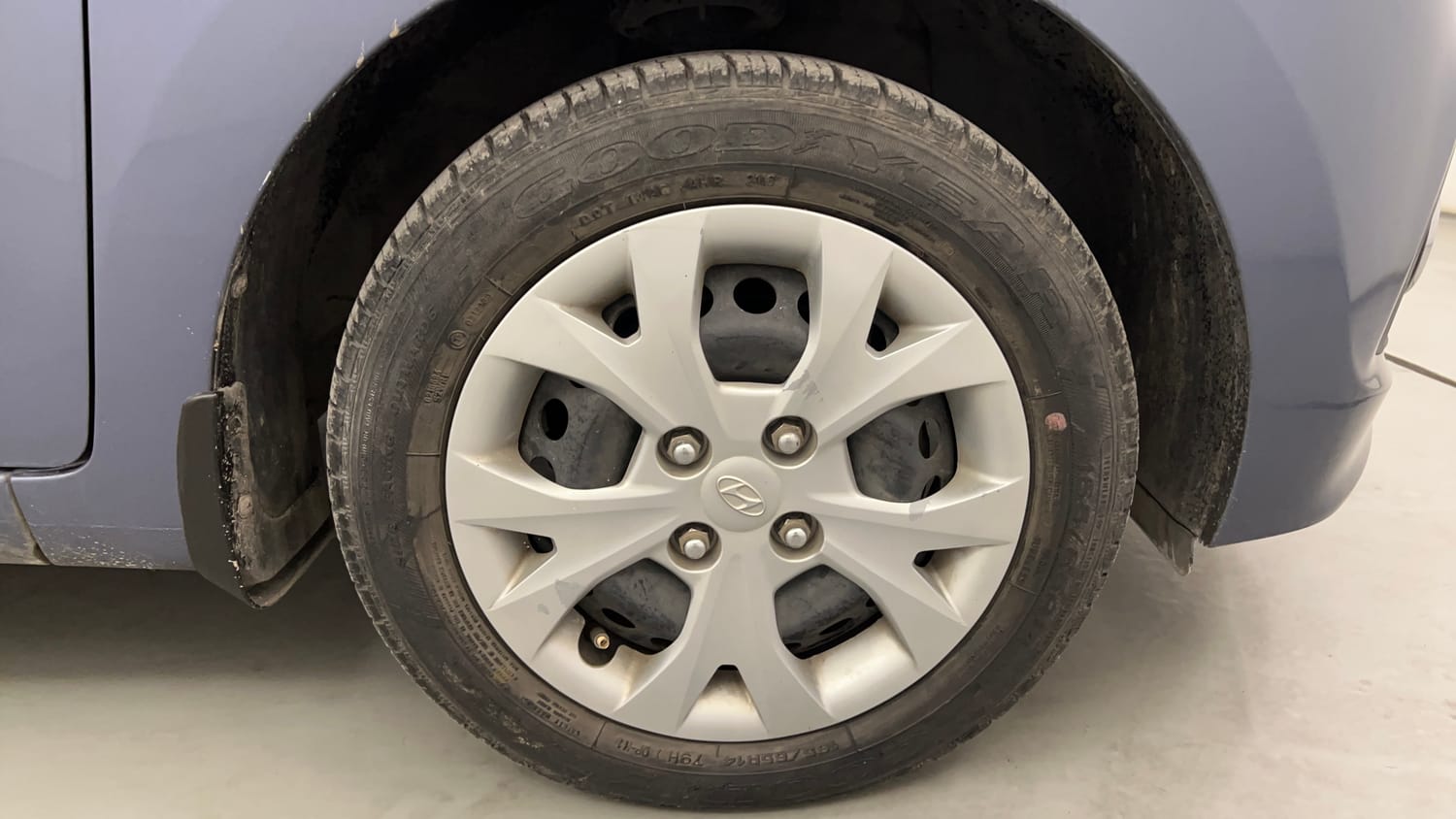 Used 2016 Hyundai Grand i10 Magna AT 1.2 Kappa VTVT Petrol Automatic tyres RIGHT FRONT TYRE RIM VIEW