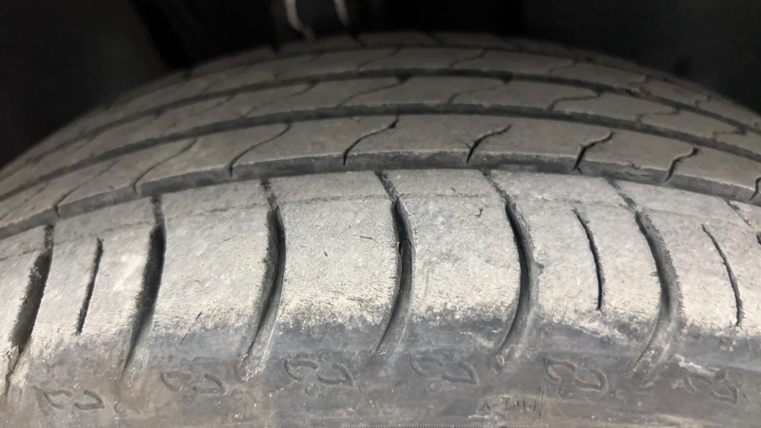 Used 2025 Volkswagen Taigun Highline 1.0 TSI MT Petrol Manual tyres RIGHT FRONT TYRE TREAD VIEW