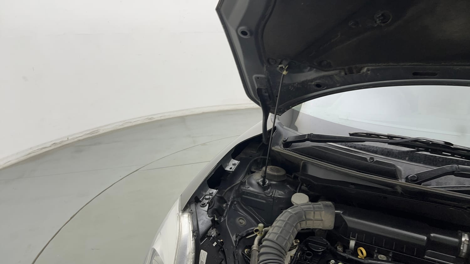 Used 2020 Maruti Suzuki Dzire VXi Petrol Manual engine ENGINE RIGHT SIDE HINGE & APRON VIEW