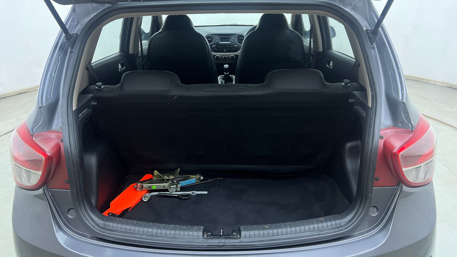 Used 2015 Hyundai Grand i10 Sportz 1.2 Kappa VTVT Petrol Manual interior DICKY INSIDE VIEW