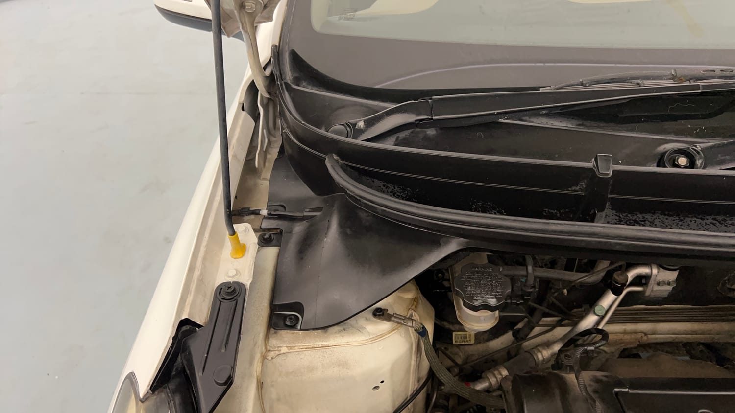Used 2016 Hyundai Elite i20 Asta 1.2 Petrol Manual engine ENGINE RIGHT SIDE HINGE & APRON VIEW