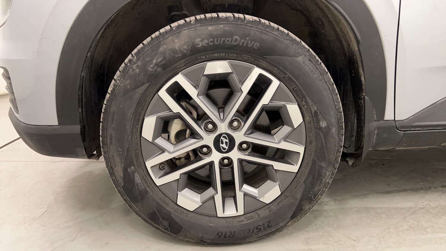 Used 2023 Hyundai Venue SX (O) 1.0 Turbo DCT Petrol Automatic tyres LEFT FRONT TYRE RIM VIEW