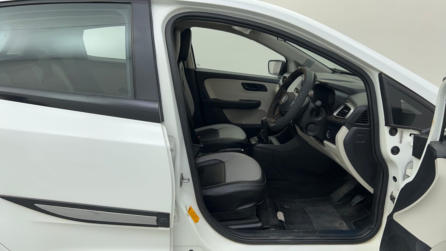 Used 2022 Tata Altroz XT Petrol Petrol Manual interior RIGHT SIDE FRONT DOOR CABIN VIEW