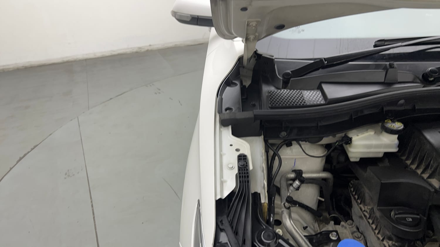 Used 2023 MG Motors Astor Super EX 1.5 MT Petrol Manual engine ENGINE RIGHT SIDE HINGE & APRON VIEW