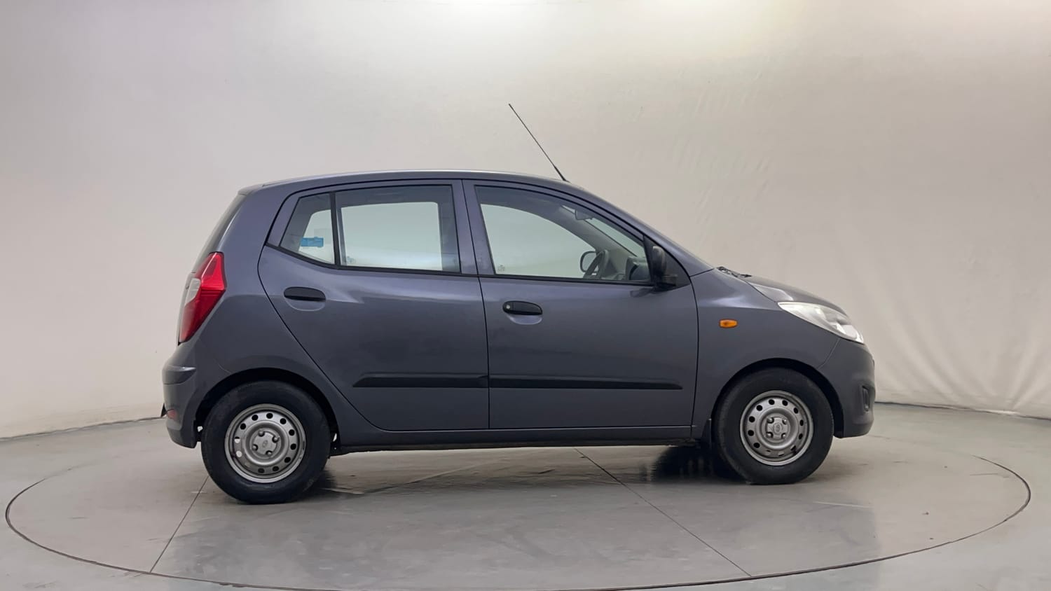 Used 2015 Hyundai i10 Magna 1.1 iRDE2 Petrol Manual exterior RIGHT SIDE VIEW