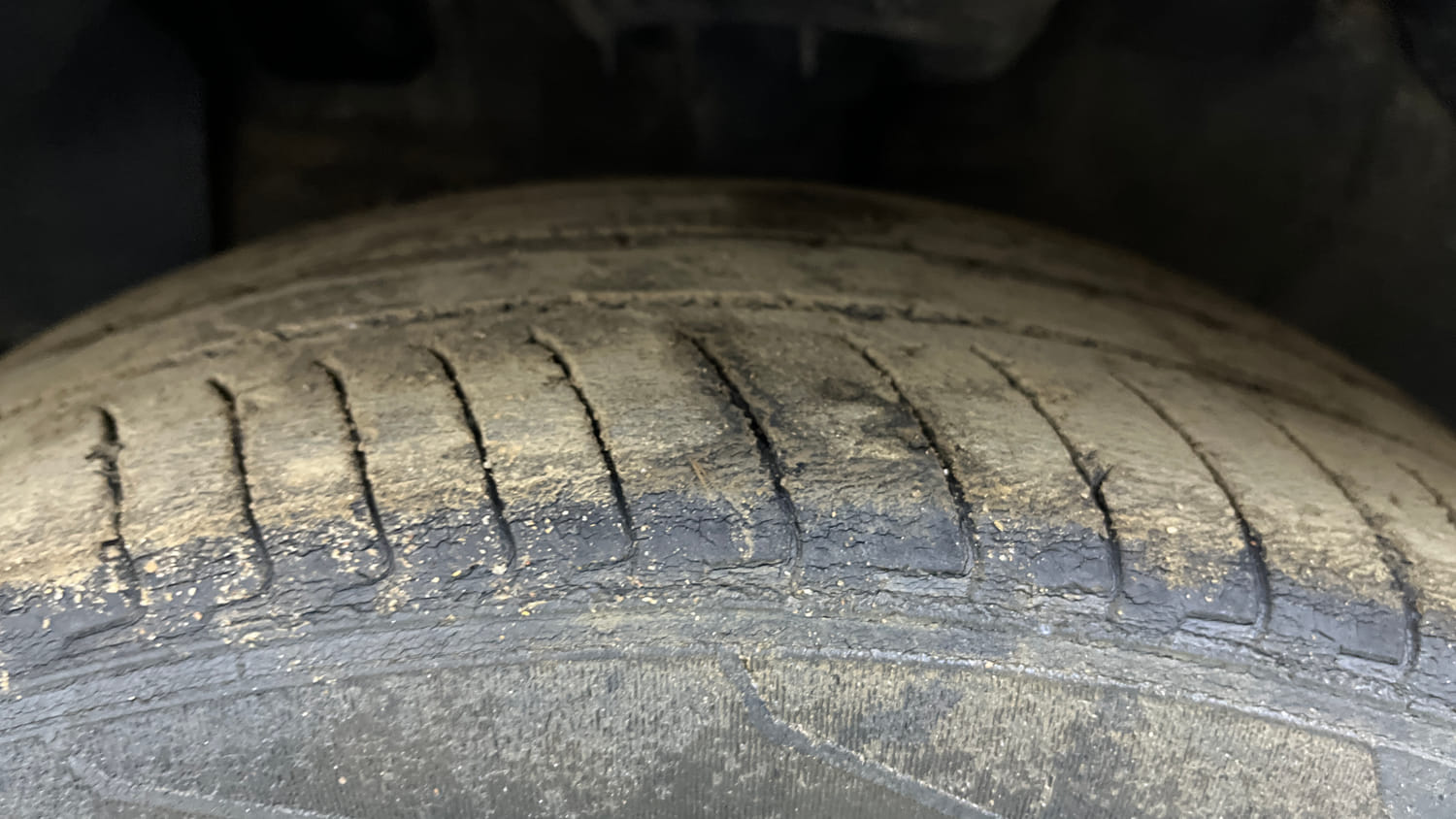 Used 2023 Hyundai Exter SX (O) Connect 1.2 AMT Dual Tone Petrol Automatic tyres LEFT FRONT TYRE TREAD VIEW