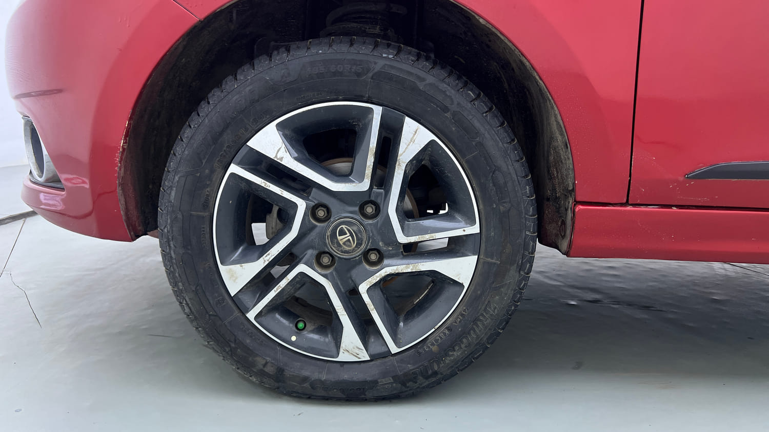 Used 2019 Tata Tiago XZ+ Petrol+cng(outside fitted) Cng Manual tyres LEFT FRONT TYRE RIM VIEW
