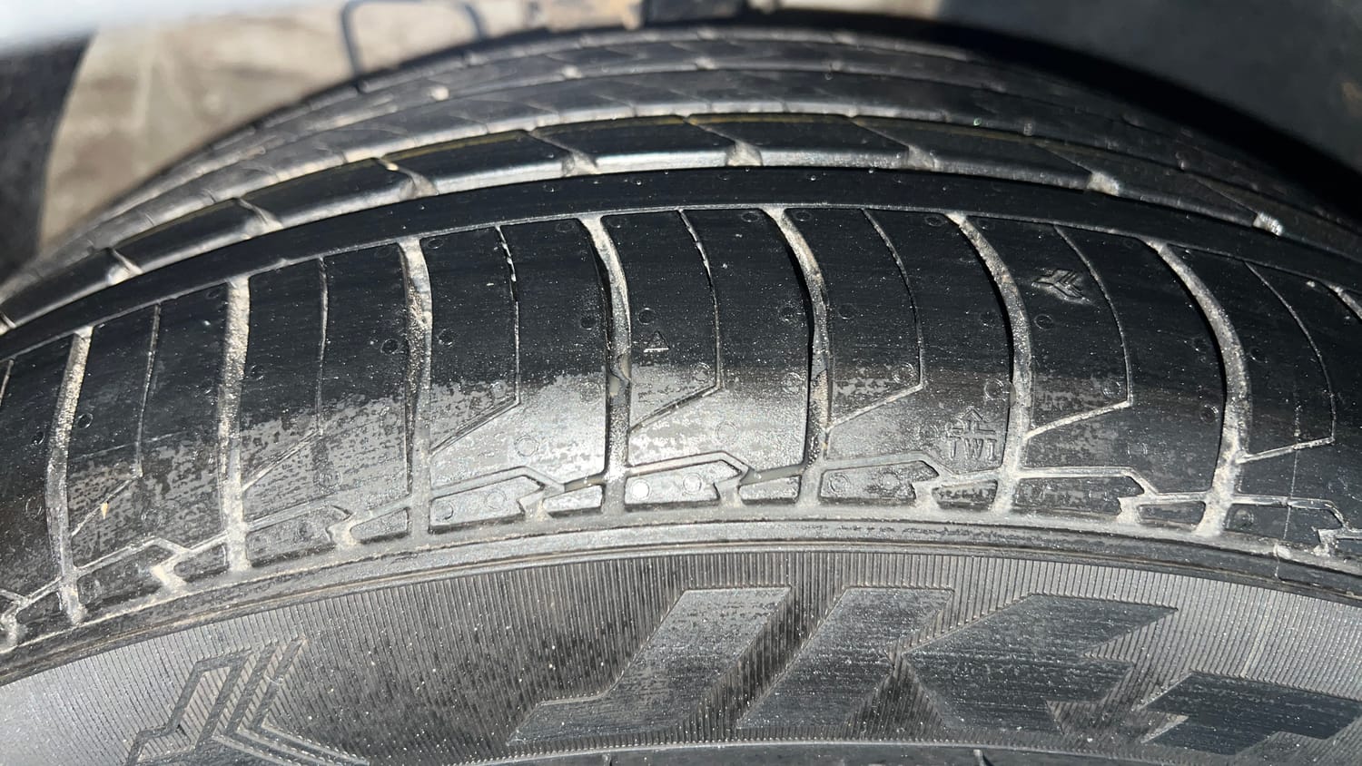 Used 2023 MG Motors Astor Super EX 1.5 MT Petrol Manual tyres RIGHT FRONT TYRE TREAD VIEW