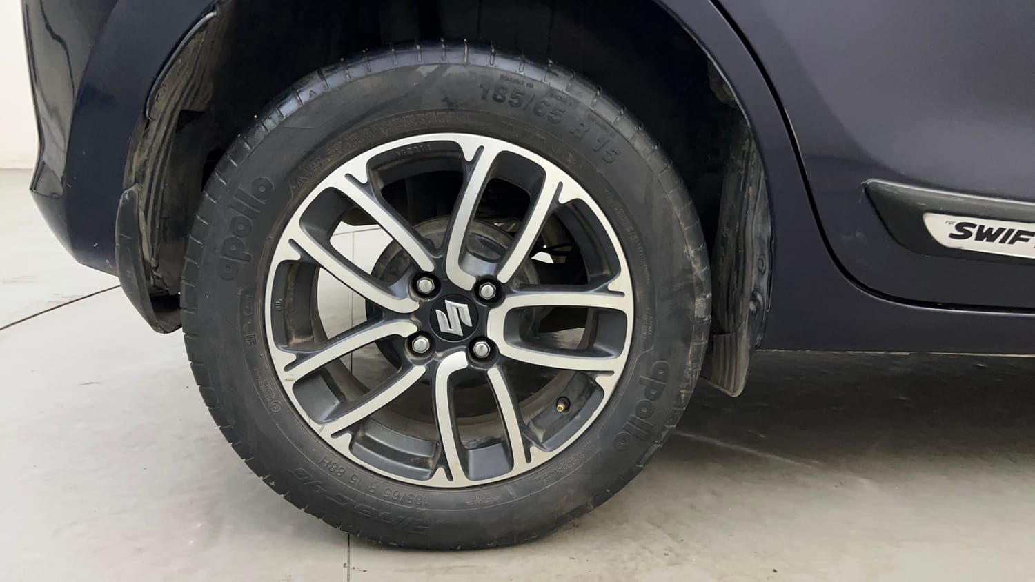 Used 2018 Maruti Suzuki Swift ZXi AMT Petrol Automatic tyres RIGHT REAR TYRE RIM VIEW