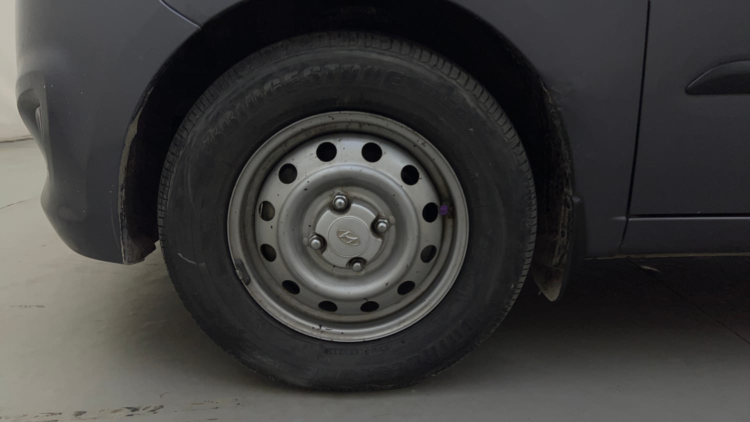 Used 2015 Hyundai i10 Magna 1.1 iRDE2 Petrol Manual tyres LEFT FRONT TYRE RIM VIEW