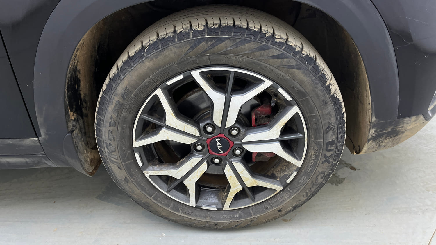 Used 2022 Kia Seltos GTX Plus 1.4 DCT Petrol Automatic tyres RIGHT FRONT TYRE RIM VIEW