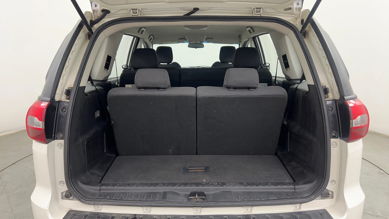 Used 2018 Tata Hexa XE 4x2 7 STR Diesel Manual interior DICKY INSIDE VIEW