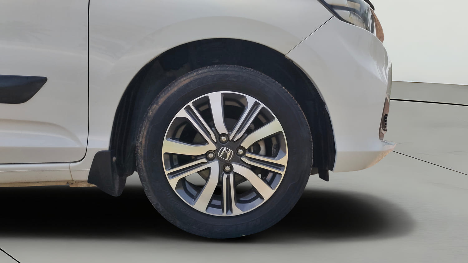 Used 2022 Honda Amaze VX CVT 1.2 Petrol Petrol Automatic tyres RIGHT FRONT TYRE RIM VIEW