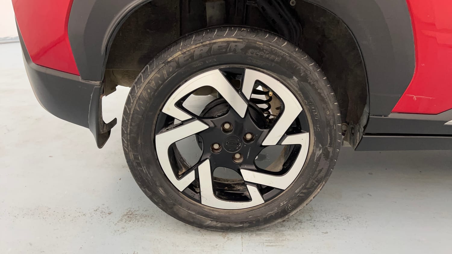 Used 2023 Nissan Magnite XV Executive Petrol Manual tyres RIGHT REAR TYRE RIM VIEW