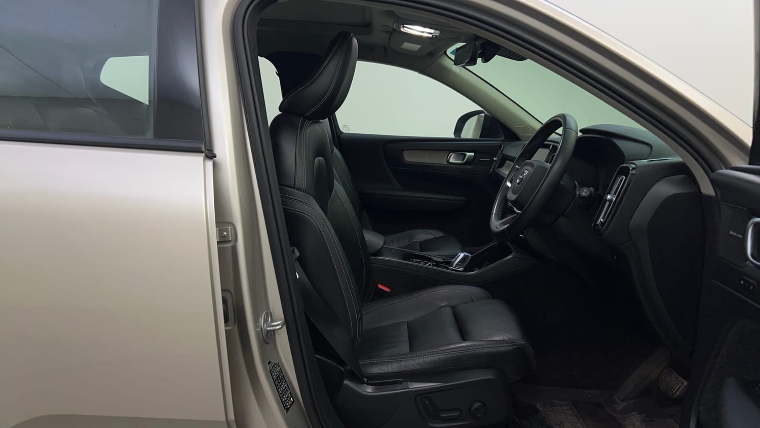 Used 2023 Volvo XC40 B4 Ultimate Petrol Automatic interior RIGHT SIDE FRONT DOOR CABIN VIEW