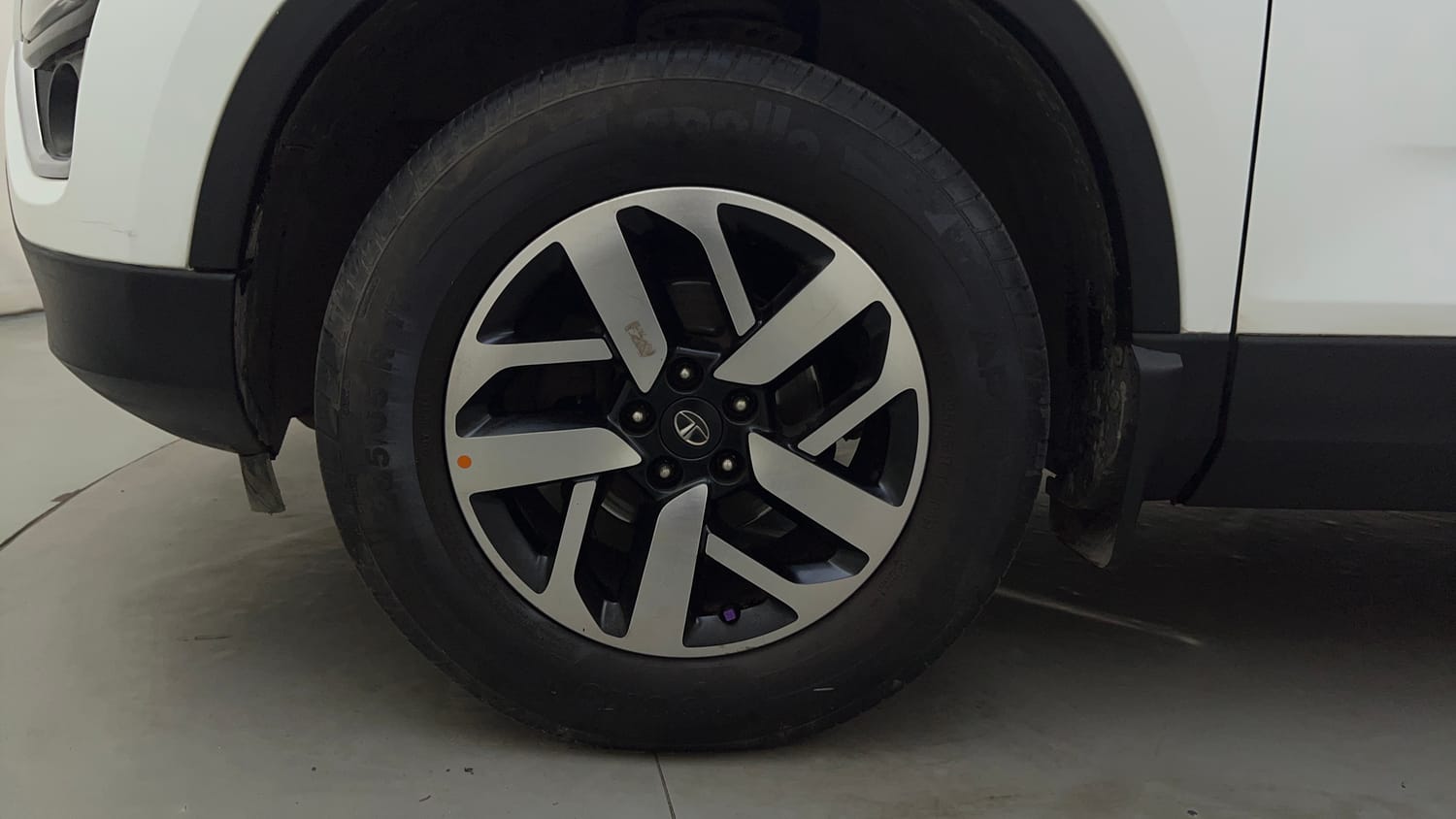 Used 2021 Tata Harrier XZA Plus Dual Tone Diesel Automatic tyres LEFT FRONT TYRE RIM VIEW