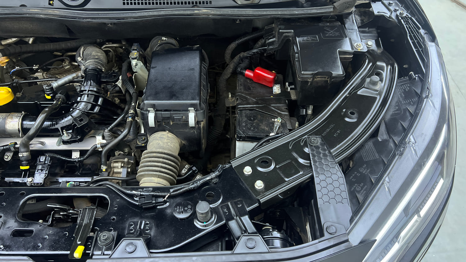 Used 2025 Nissan Magnite Tekna Plus HRAO 1.0 Turbo Petrol MT Petrol Manual engine ENGINE LEFT SIDE VIEW