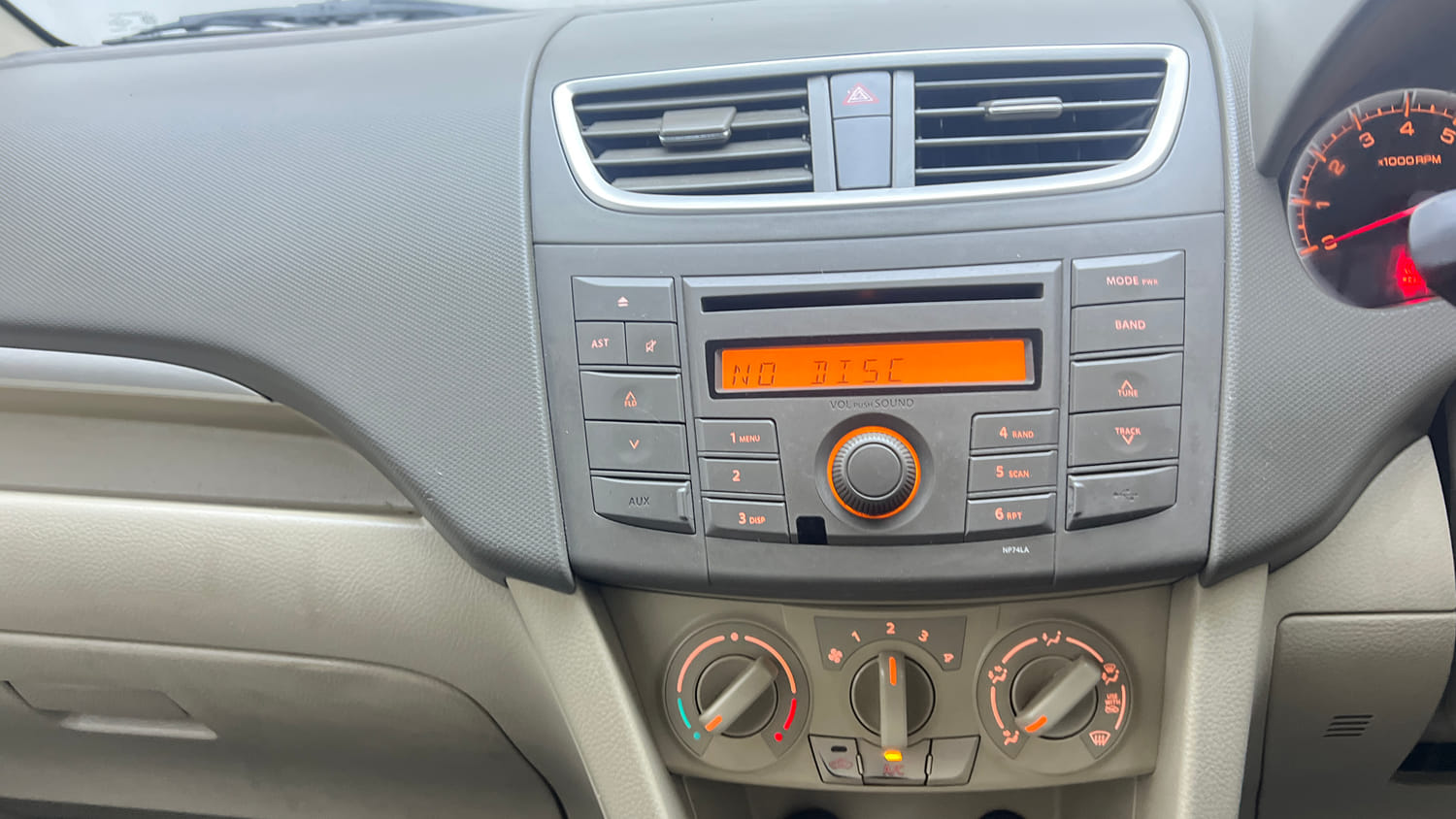 Used 2013 Maruti Suzuki Ertiga Vxi Petrol Manual interior MUSIC SYSTEM & AC CONTROL VIEW
