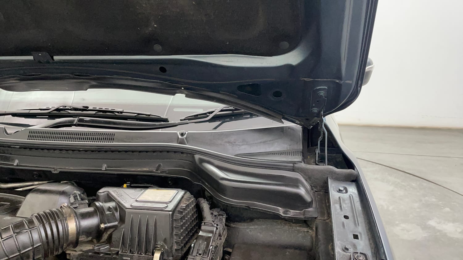 Used 2022 Mahindra XUV 300 W8 (O) 1.5 Diesel AMT Diesel Automatic engine ENGINE LEFT SIDE HINGE & APRON VIEW