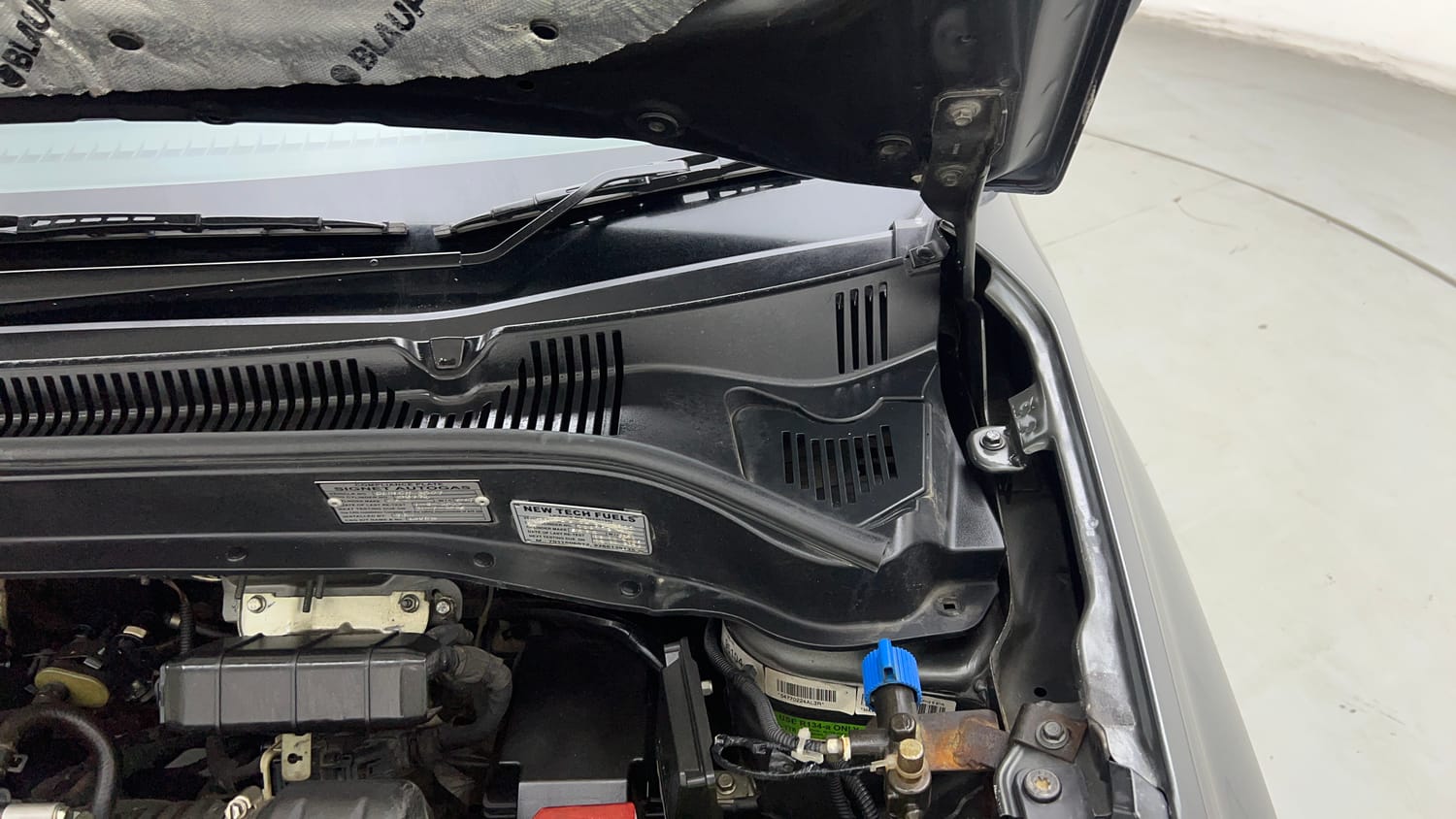 Used 2023 Tata Punch Adventure RHYTHM PACK MT Petrol + CNG (Outside Fitted) Cng Manual engine ENGINE LEFT SIDE HINGE & APRON VIEW