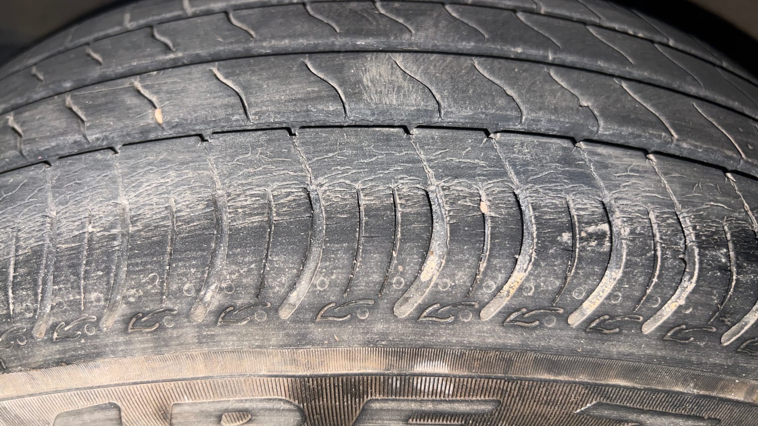 Used 2021 Maruti Suzuki S-Presso VXi Petrol Manual tyres LEFT FRONT TYRE TREAD VIEW