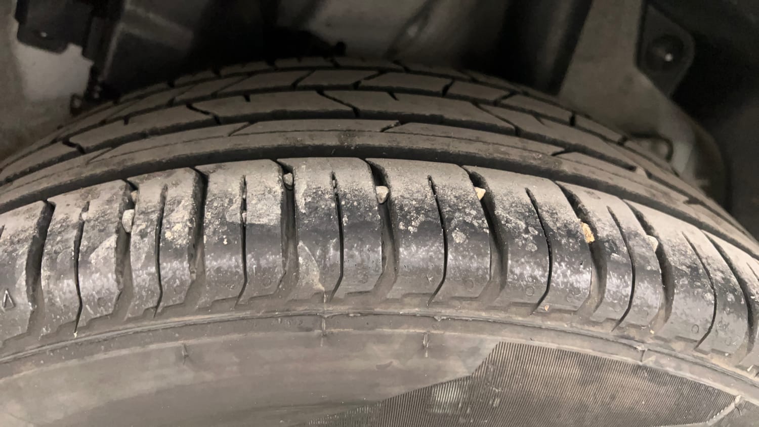 Used 2023 Hyundai Venue SX (O) 1.0 Turbo DCT Petrol Automatic tyres LEFT REAR TYRE TREAD VIEW