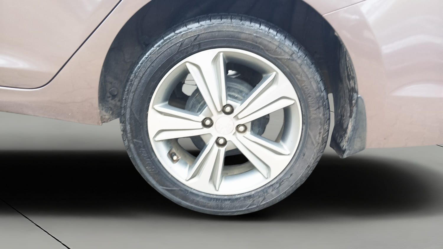 Used 2018 Hyundai Verna SX (O)1.6 VTVT Petrol Manual tyres LEFT REAR TYRE RIM VIEW