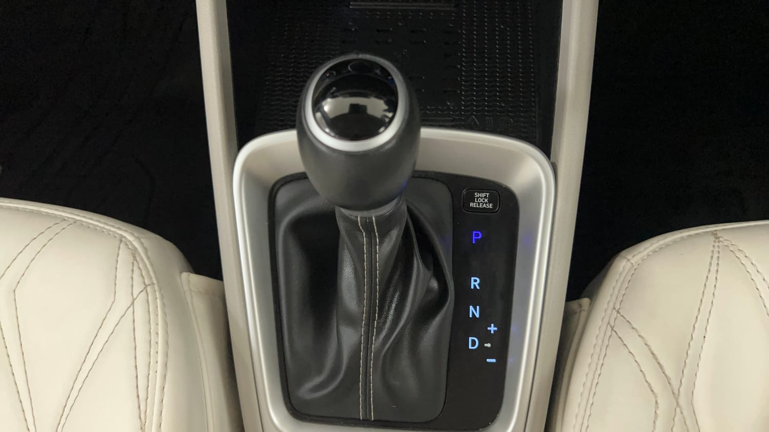 Used 2023 Hyundai Venue SX (O) 1.0 Turbo DCT Petrol Automatic interior GEAR  KNOB VIEW