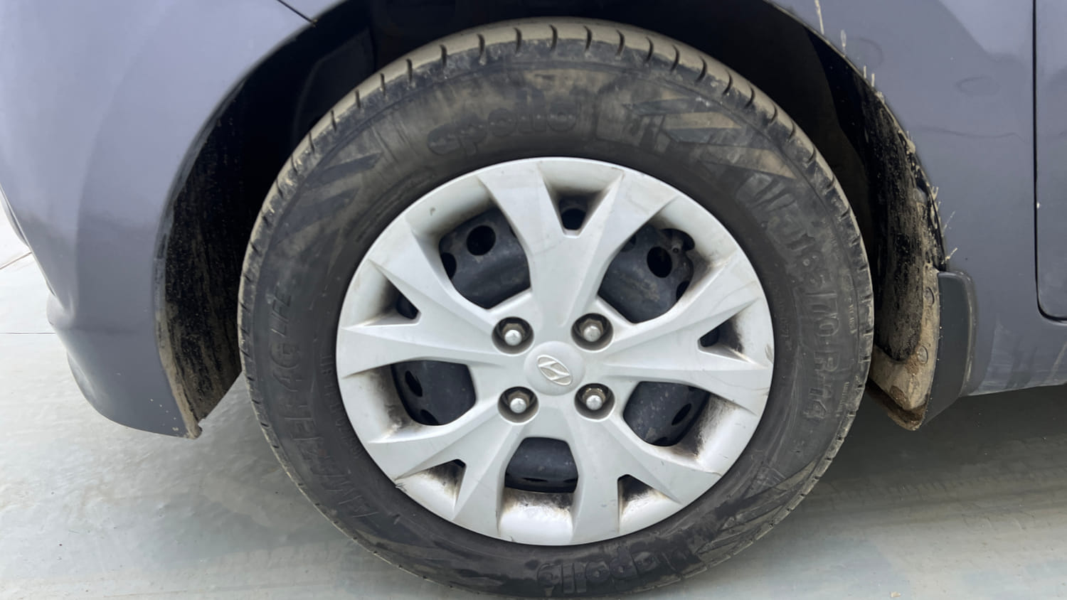Used 2015 Hyundai Grand i10 Sportz 1.2 Kappa VTVT Petrol Manual tyres LEFT FRONT TYRE RIM VIEW