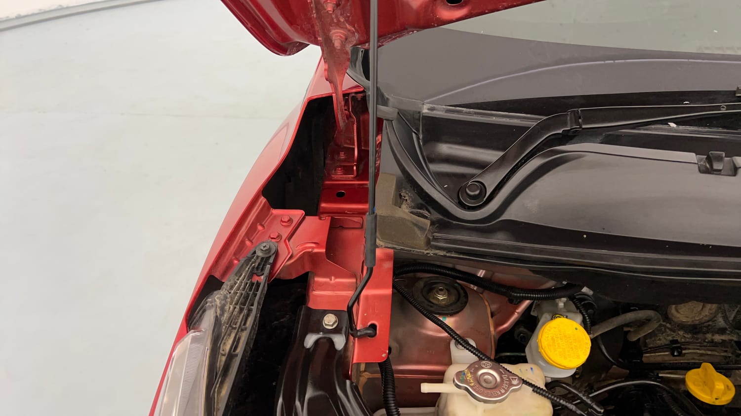 Used 2023 Nissan Magnite XV Executive Petrol Manual engine ENGINE RIGHT SIDE HINGE & APRON VIEW