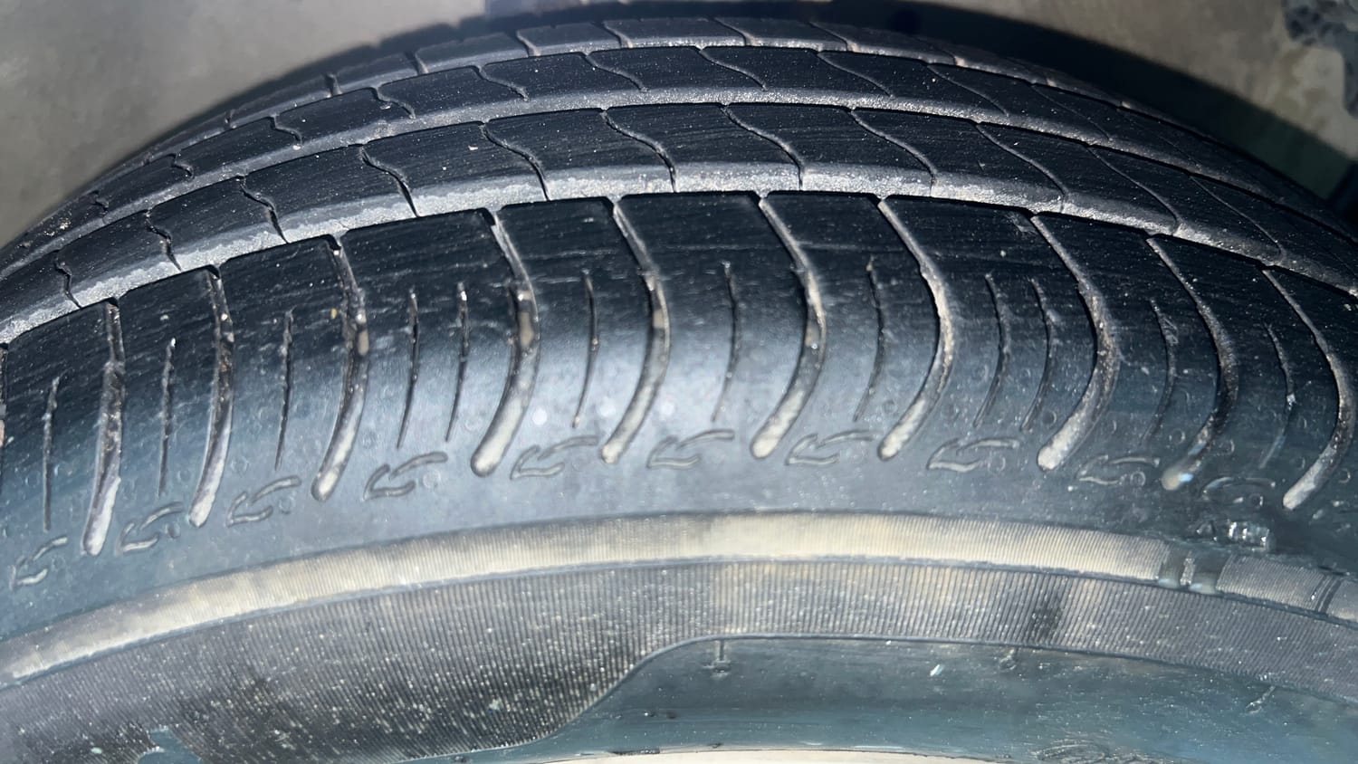 Used 2014 Maruti Suzuki Celerio VXi AMT Petrol Automatic tyres RIGHT FRONT TYRE TREAD VIEW