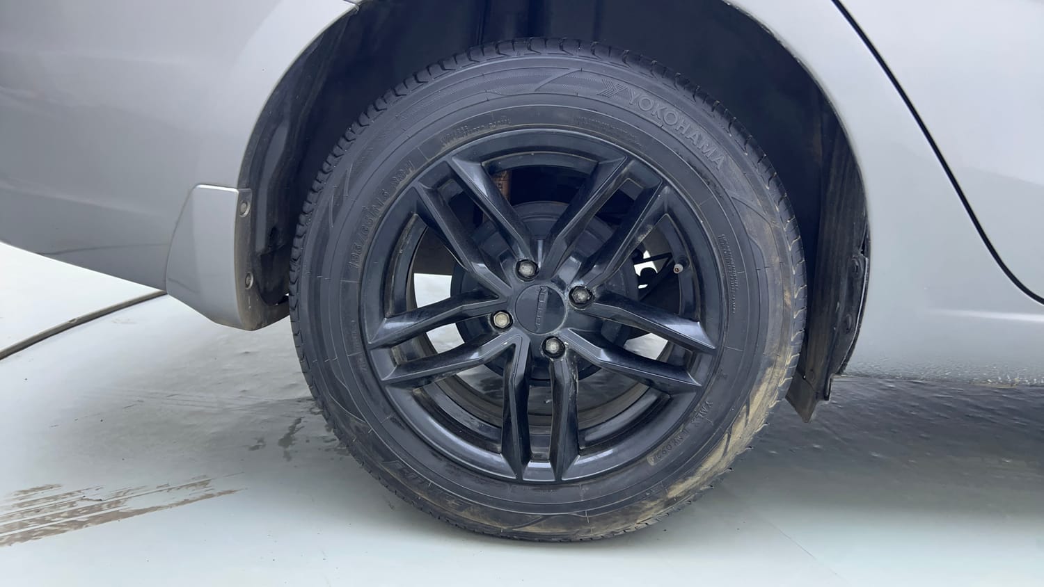 Used 2017 Maruti Suzuki Ciaz Zeta 1.3 Hybrid Diesel Manual tyres RIGHT REAR TYRE RIM VIEW