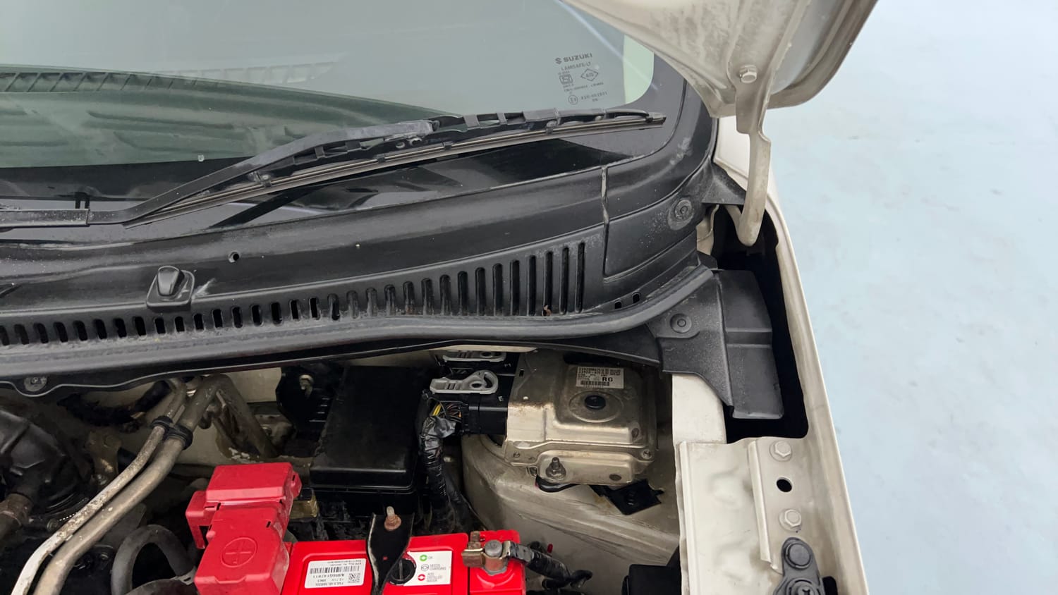 Used 2018 Maruti Suzuki Wagon R 1.0 VXI AMT Petrol Automatic engine ENGINE LEFT SIDE HINGE & APRON VIEW