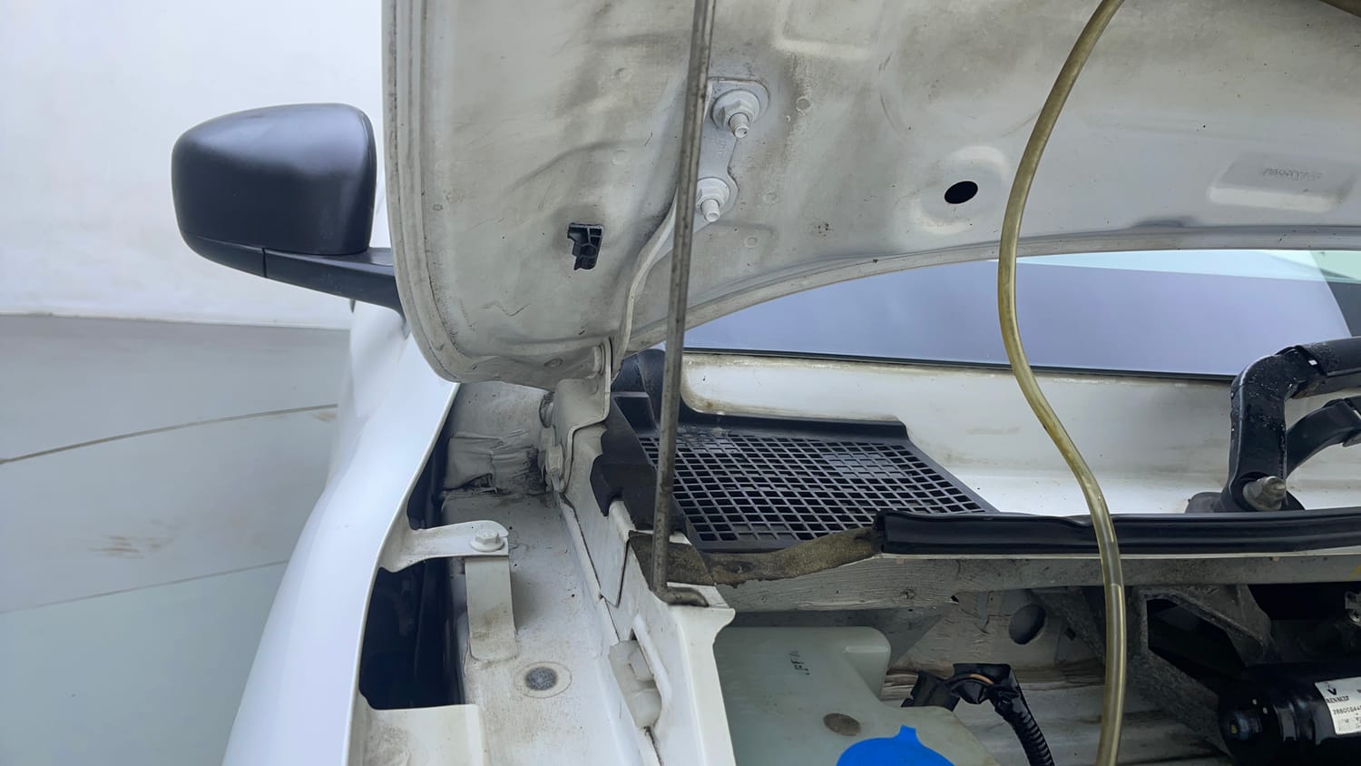 Used 2018 Renault Kwid 1.0 RXT AMT Opt Petrol Automatic engine ENGINE RIGHT SIDE HINGE & APRON VIEW