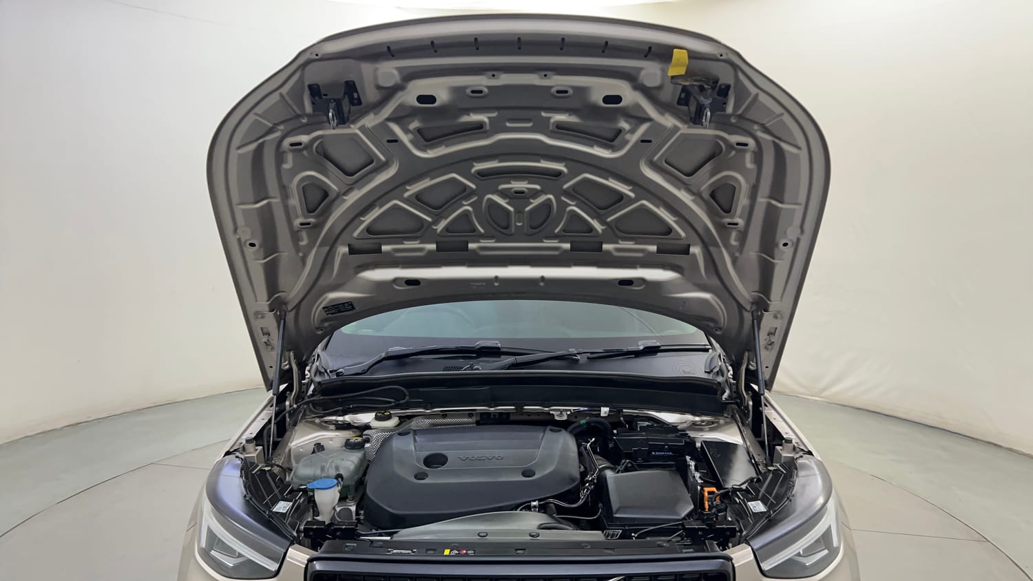 Used 2023 Volvo XC40 B4 Ultimate Petrol Automatic engine ENGINE & BONNET OPEN FRONT VIEW
