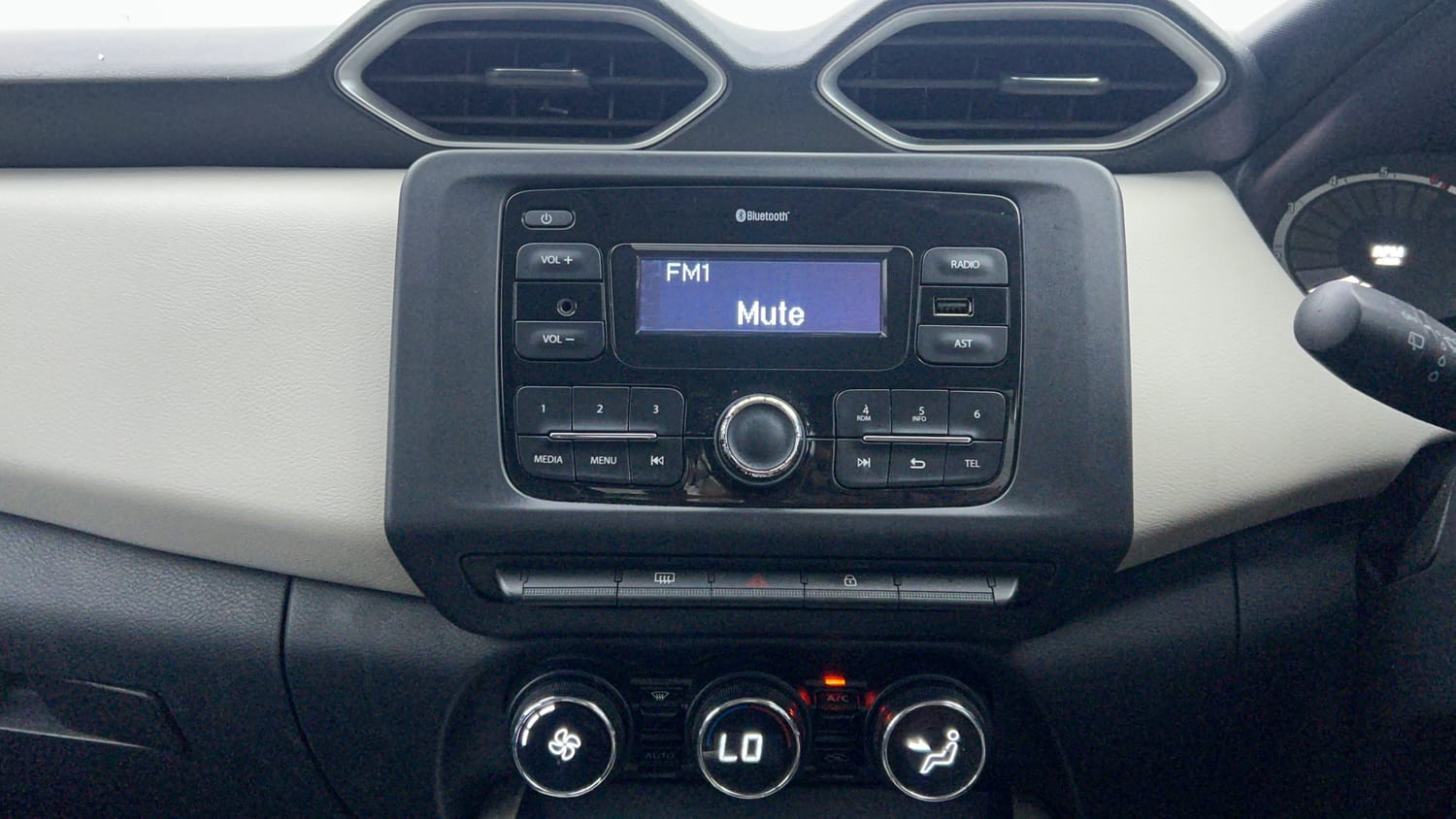 Used 2021 Nissan Magnite XL Petrol Manual interior MUSIC SYSTEM & AC CONTROL VIEW