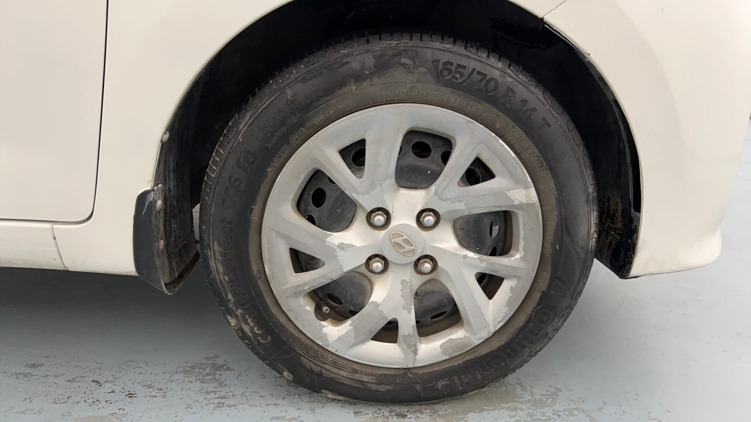 Used 2017 Hyundai Grand i10 Magna U2 1.2 CRDi Diesel Manual tyres RIGHT FRONT TYRE RIM VIEW
