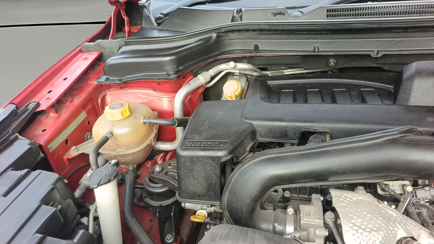 Used 2022 Mahindra XUV 300 W8 (O) 1.5 Diesel AMT Diesel Automatic engine ENGINE RIGHT SIDE HINGE & APRON VIEW