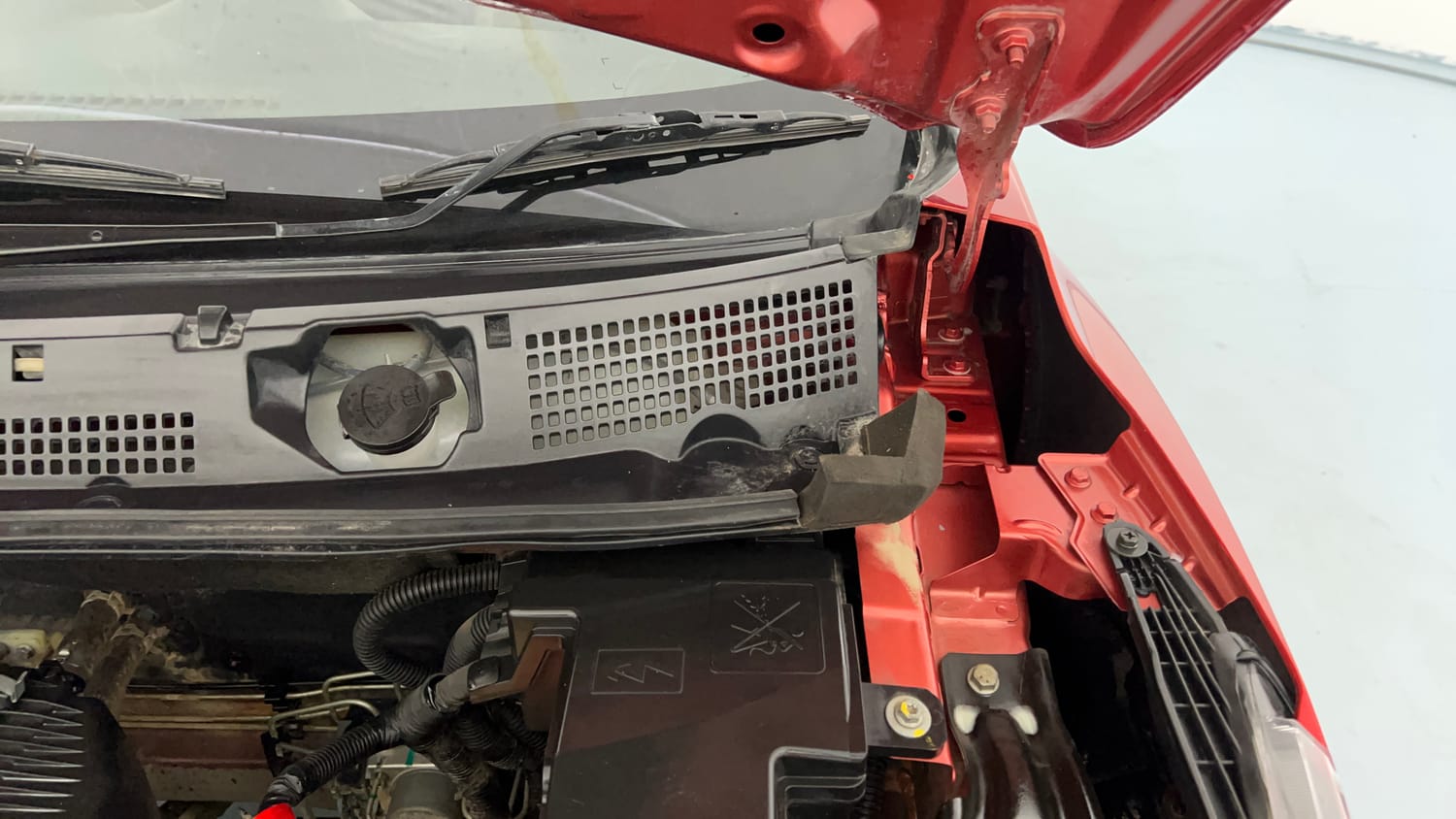 Used 2023 Nissan Magnite XV Executive Petrol Manual engine ENGINE LEFT SIDE HINGE & APRON VIEW