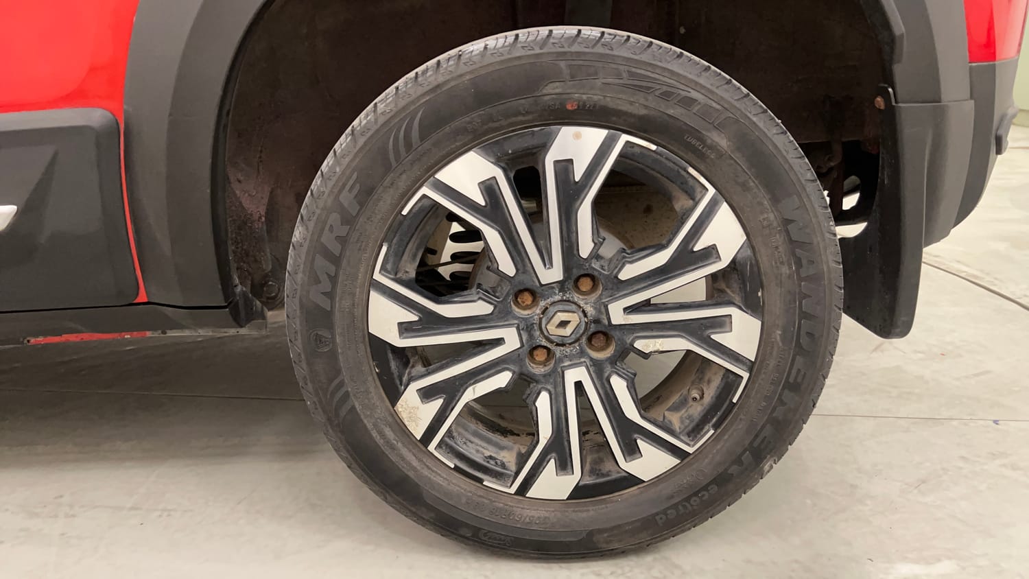 Used 2022 Renault Kiger RXT (O) MT Dual Tone Petrol Manual tyres LEFT REAR TYRE RIM VIEW
