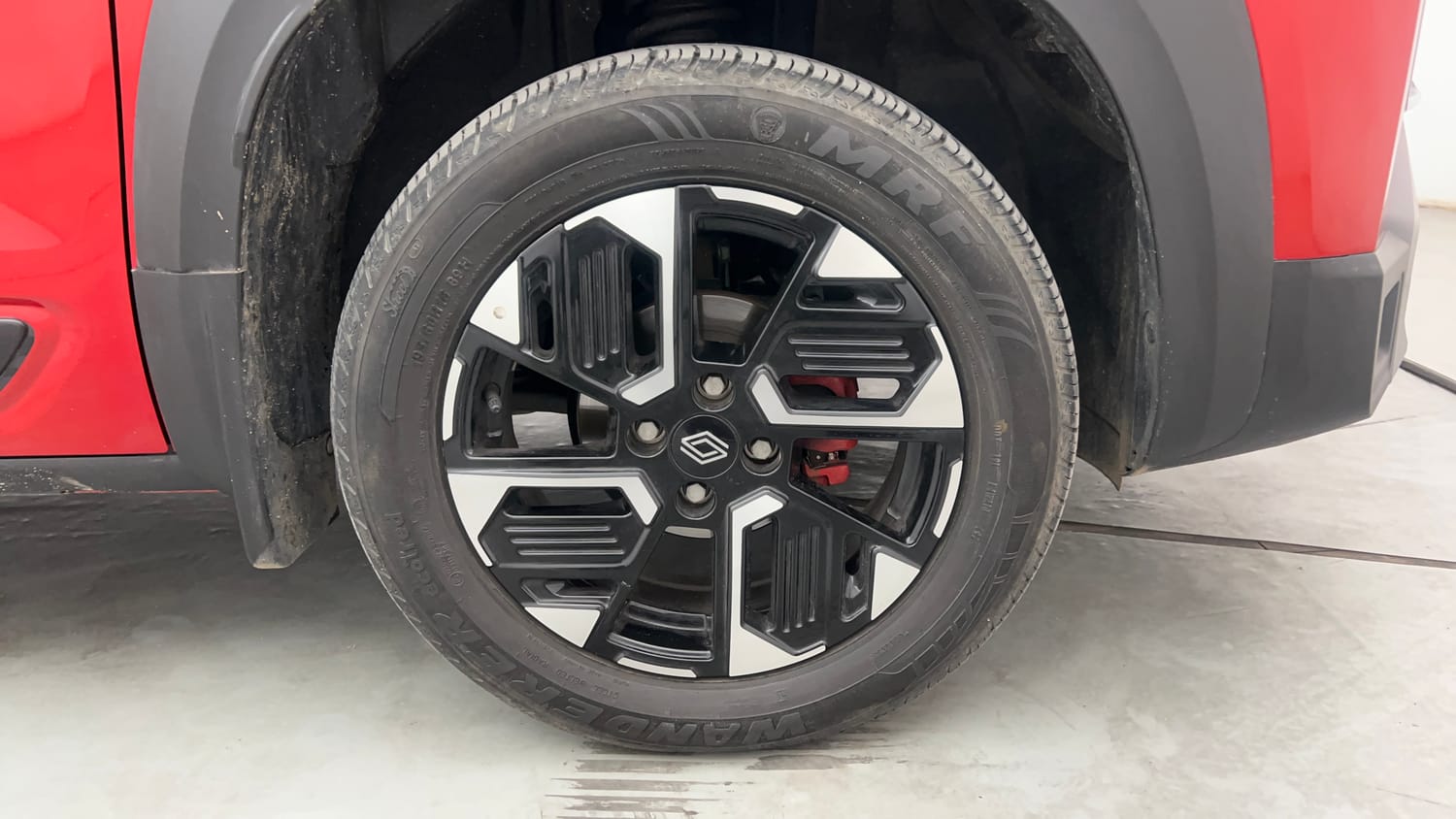 Used 2026 Renault Kiger Emotion CVT Turbo Dual Tone Petrol Automatic tyres RIGHT FRONT TYRE RIM VIEW